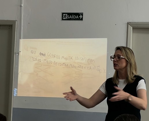 Slide mostra mensagem recebida por Mônica de um aluno falando que tem medo de contar "coisas" para a mãe